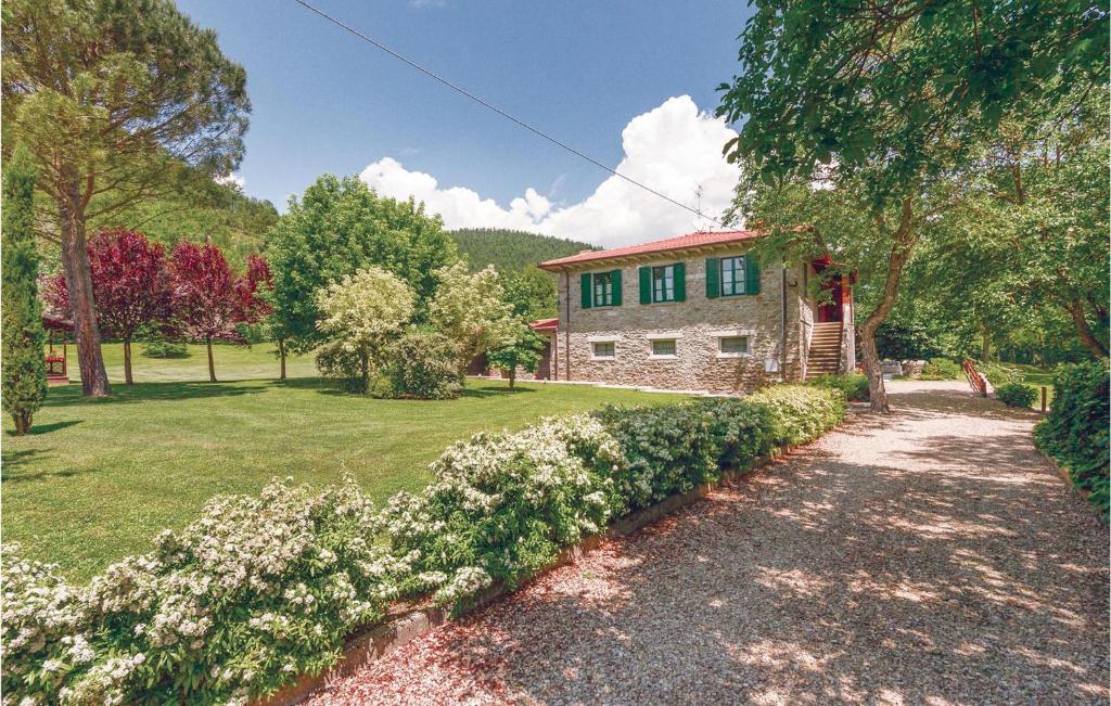 a house with a pathway leading to a yard at Pet Friendly Home In Partina Ar With Kitchenette in Soci