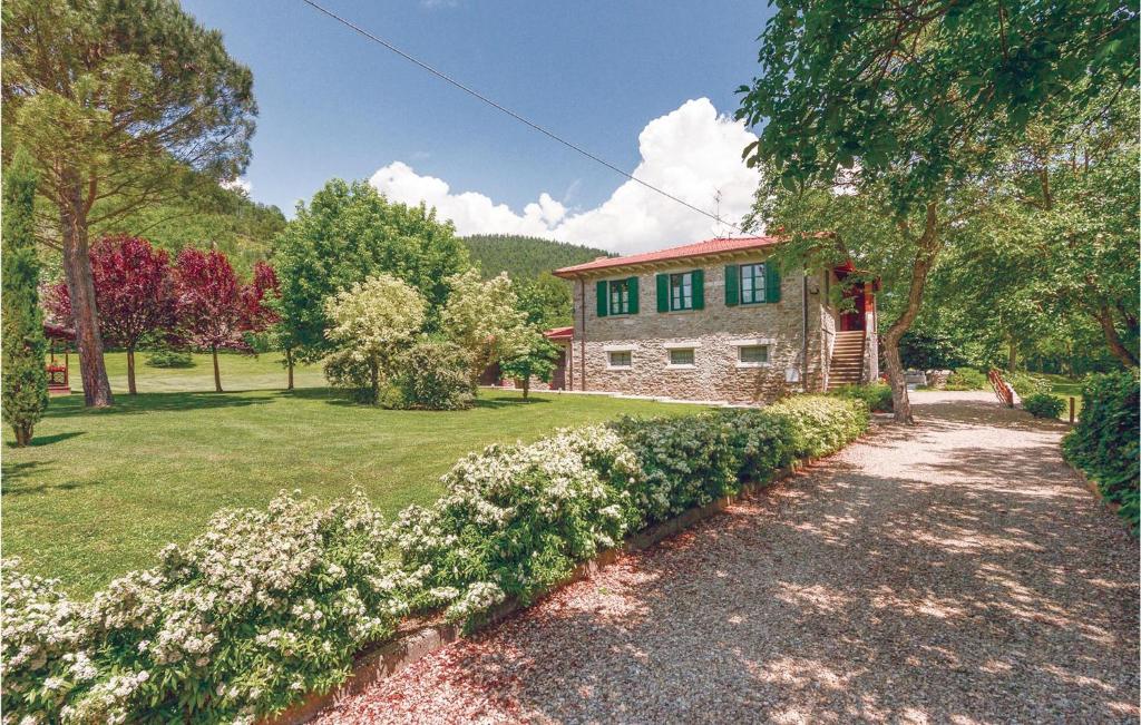 una casa con un sentiero che conduce a un cortile di 4 Bedroom Stunning Home In Partina Ar a Soci