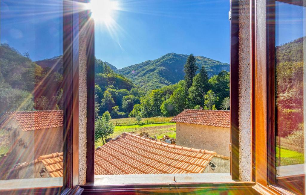 A general mountain view or a mountain view taken from the holiday home