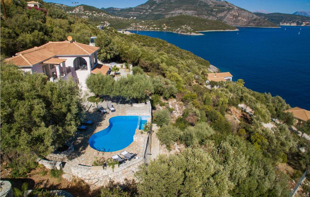 eine Luftansicht eines Hauses auf einem Hügel mit Pool in der Unterkunft Villa Sophia in Évyiros