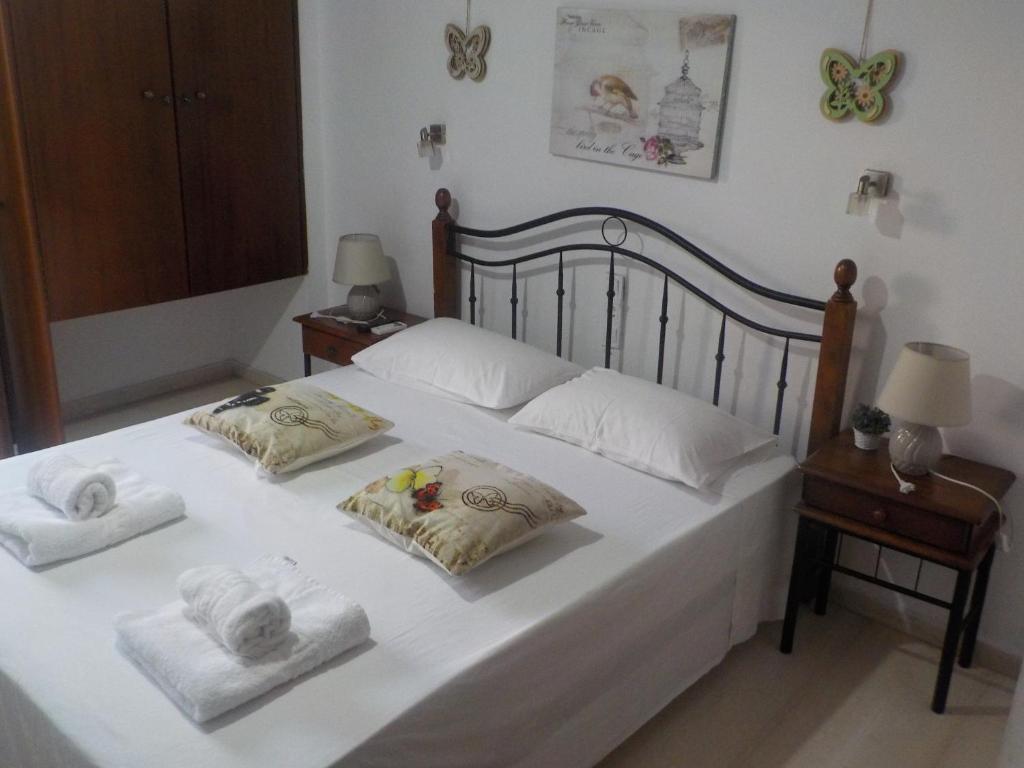 Postel nebo postele na pokoji v ubytování Poseidon Studios Chania Center