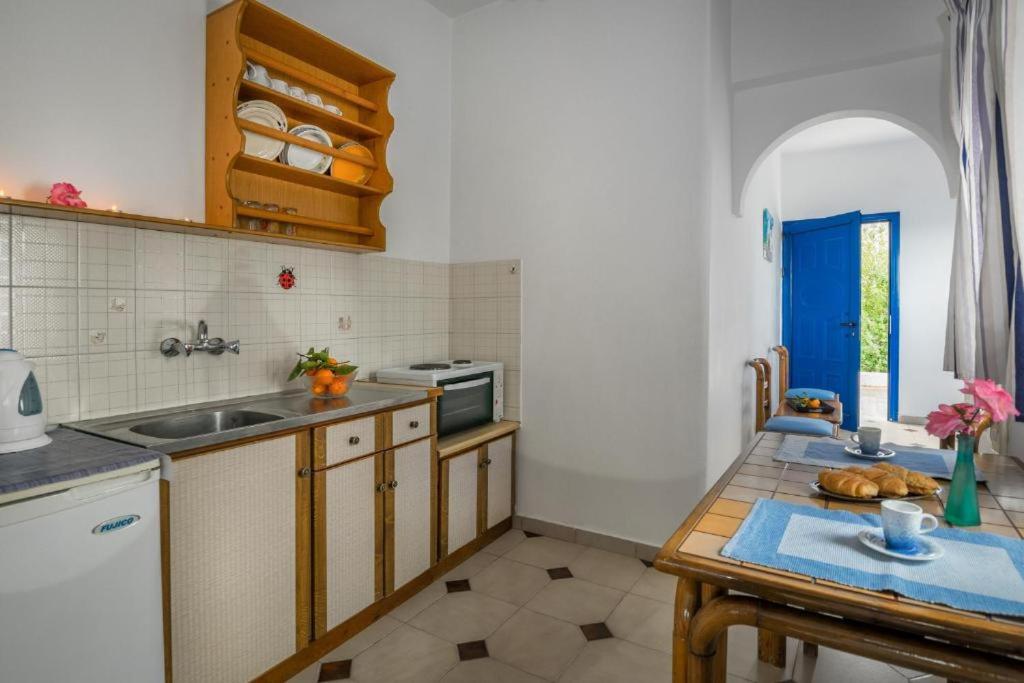 A kitchen or kitchenette at Creta Sky