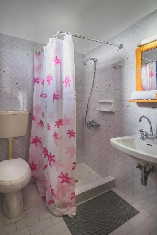 A bathroom at Creta Sky