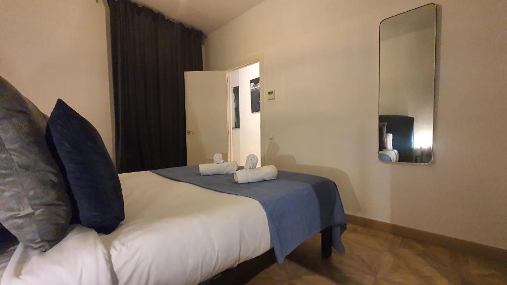 Postel nebo postele na pokoji v ubytování Barrio Gotico Apartments Escudellers