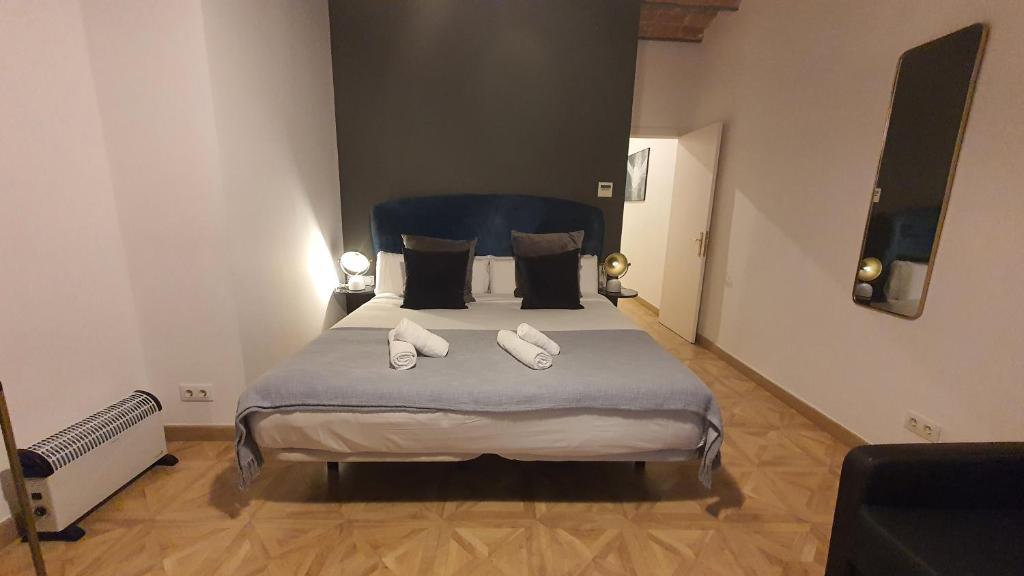 Postel nebo postele na pokoji v ubytování Barrio Gotico Apartments Escudellers