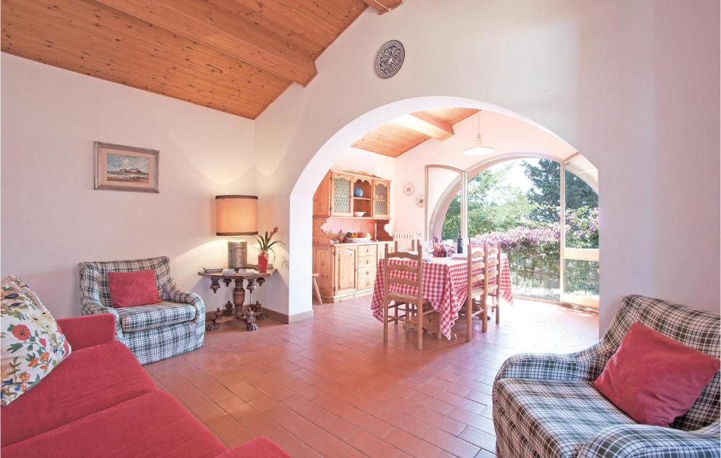- un salon avec un canapé rouge et une table dans l'établissement Il Fienile, à Rosignano Marittimo