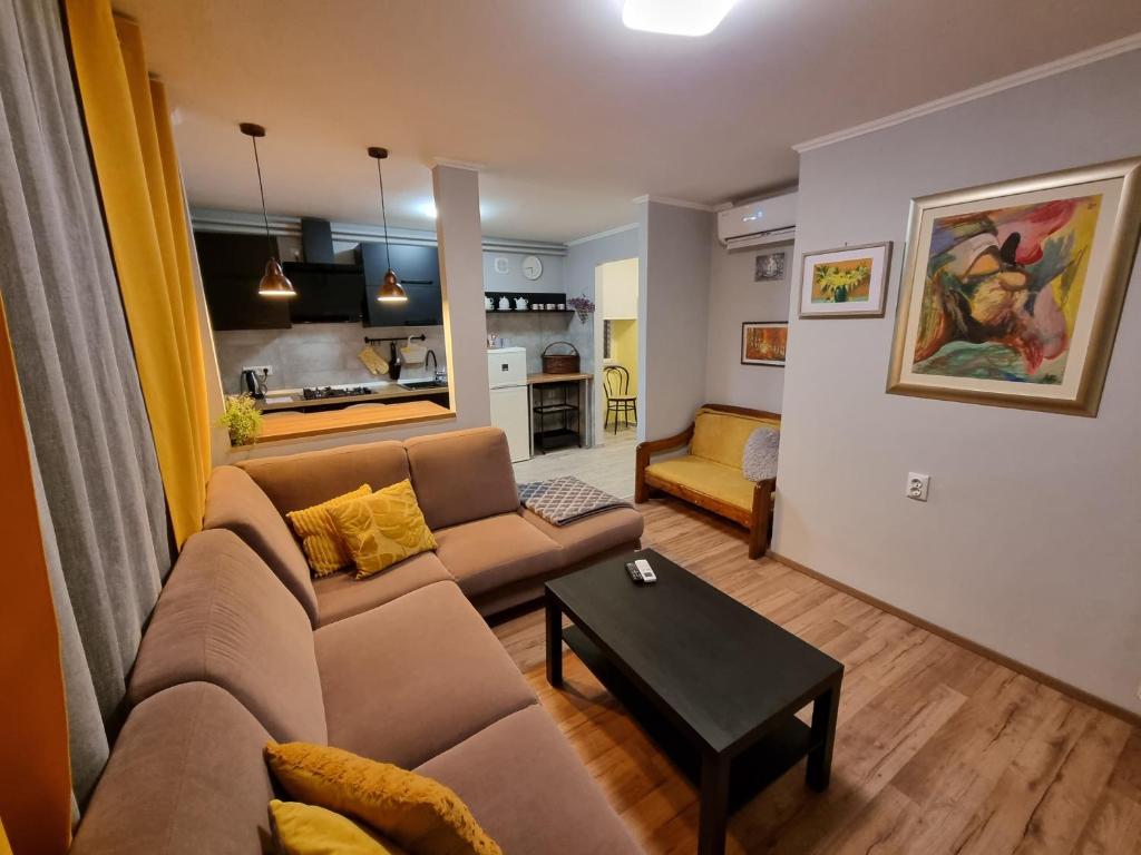 ein Wohnzimmer mit einem Sofa und einem Tisch in der Unterkunft Comfy apartment in Krasica
