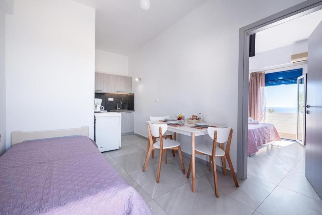 A kitchen or kitchenette at Creta Sky