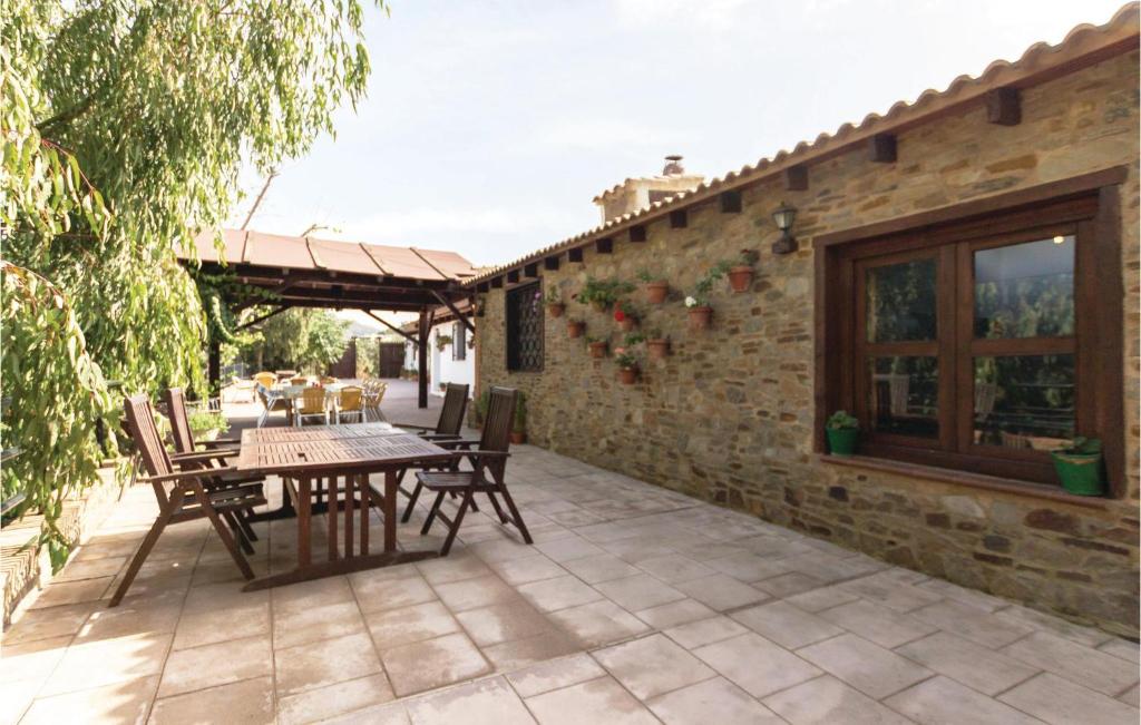 Patio alebo iná vonkajšia časť ubytovania 13 Bedroom Cozy Home In Sayalonga