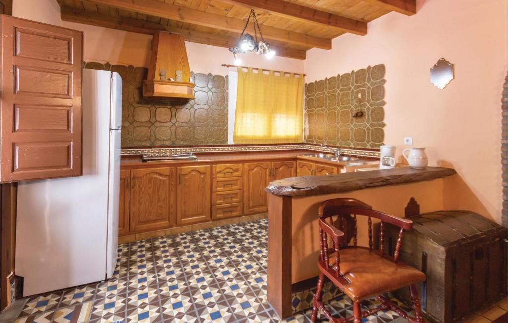 Kuchyňa alebo kuchynka v ubytovaní 13 Bedroom Cozy Home In Sayalonga