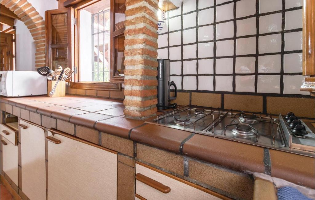 Kuchyňa alebo kuchynka v ubytovaní 13 Bedroom Cozy Home In Sayalonga