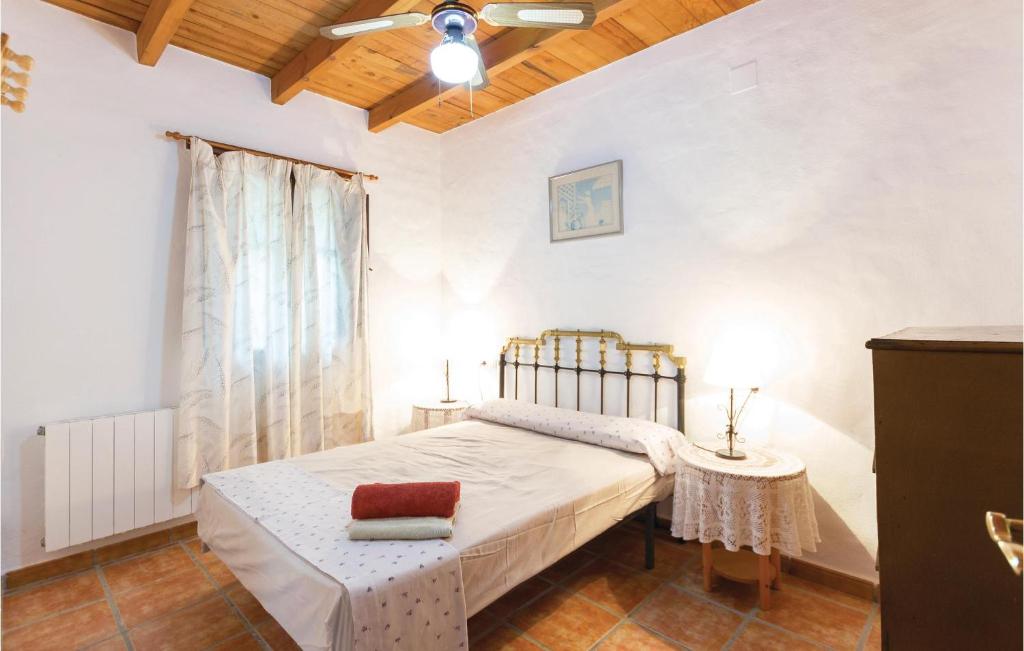 Posteľ alebo postele v izbe v ubytovaní 13 Bedroom Cozy Home In Sayalonga