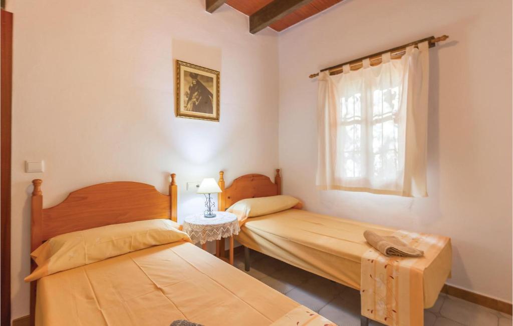 Posteľ alebo postele v izbe v ubytovaní 13 Bedroom Cozy Home In Sayalonga