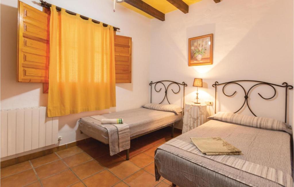Posteľ alebo postele v izbe v ubytovaní 13 Bedroom Cozy Home In Sayalonga