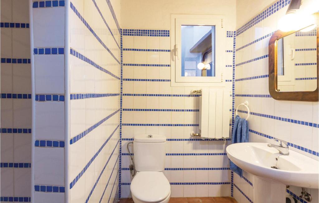 Kúpeľňa v ubytovaní 13 Bedroom Cozy Home In Sayalonga