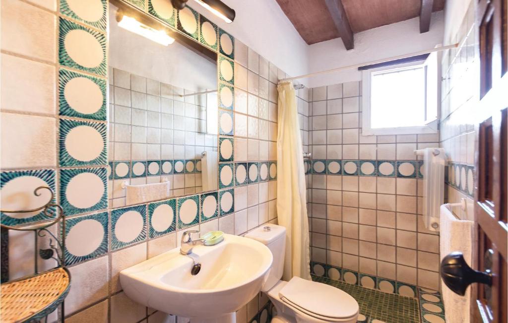 Kúpeľňa v ubytovaní 13 Bedroom Cozy Home In Sayalonga