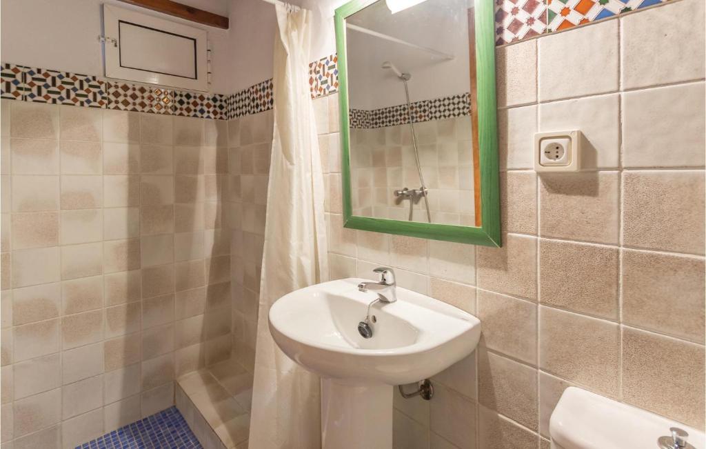 Kúpeľňa v ubytovaní 13 Bedroom Cozy Home In Sayalonga