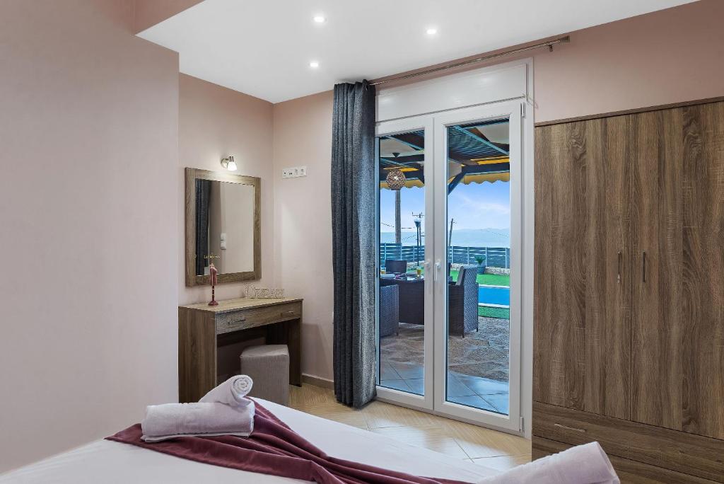 Postel nebo postele na pokoji v ubytování Nikos Dimitra Luxury Home BY APOKORONAS-VILLAS