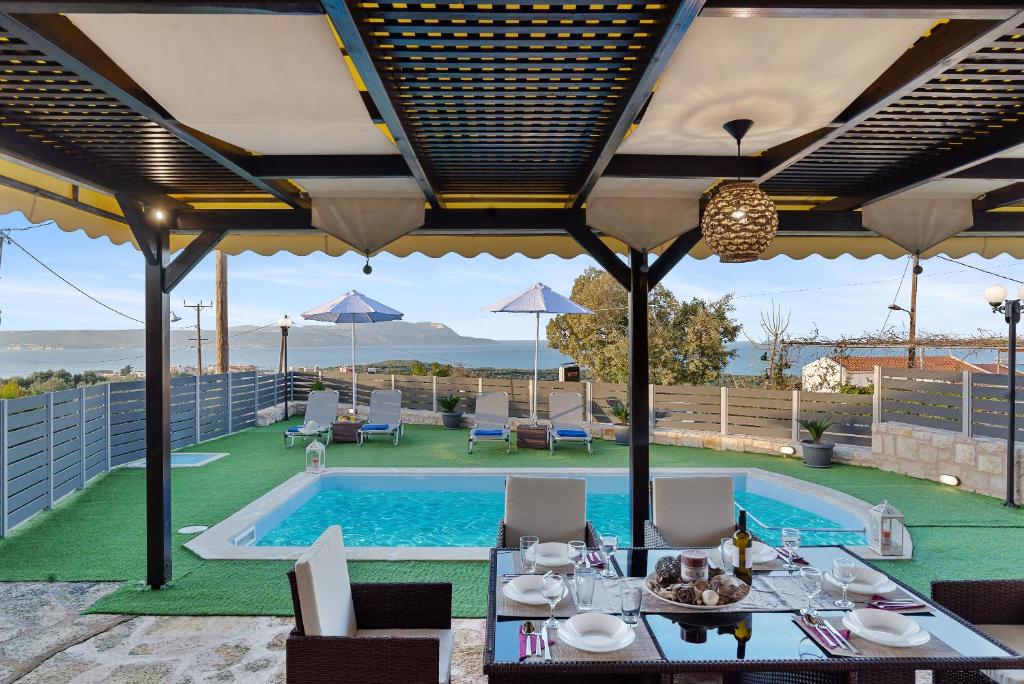 Bazén v ubytování Nikos Dimitra Luxury Home BY APOKORONAS-VILLAS nebo v jeho okolí