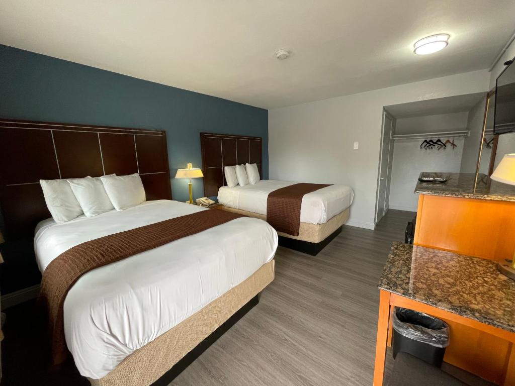 Postel nebo postele na pokoji v ubytování Pacific Inn