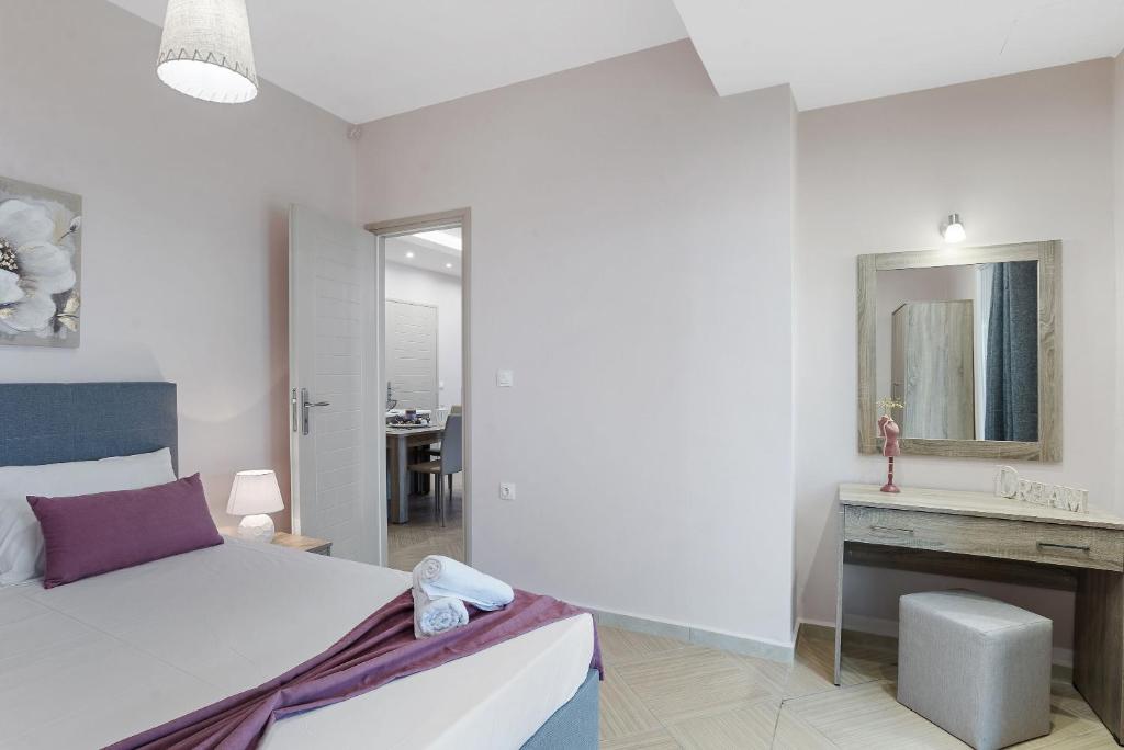 Postel nebo postele na pokoji v ubytování Nikos Dimitra Luxury Home BY APOKORONAS-VILLAS