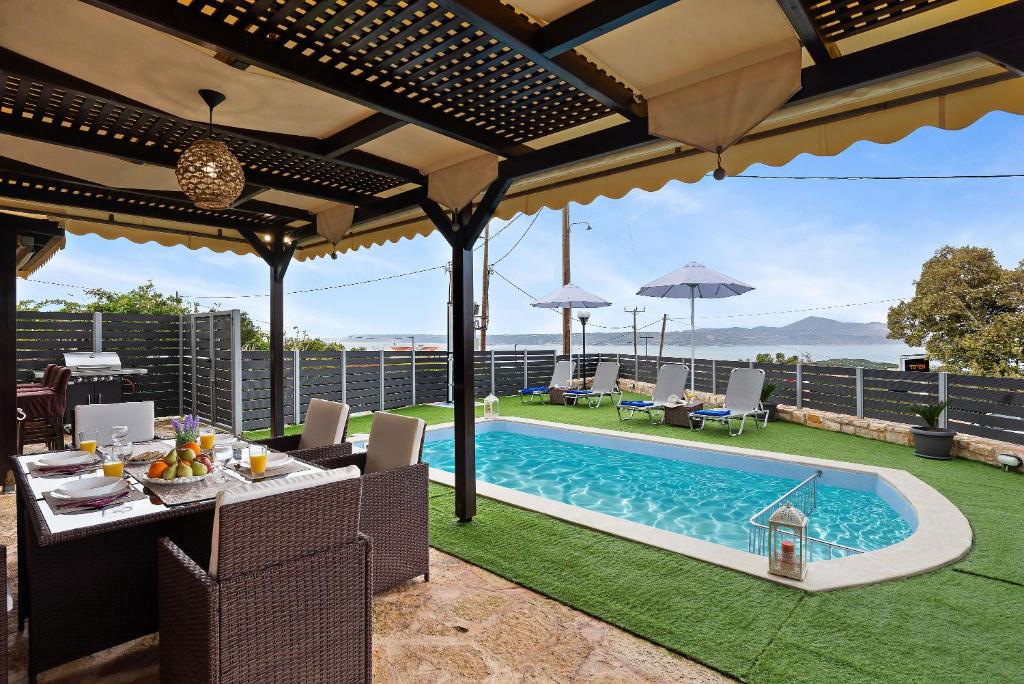 Bazén v ubytování Nikos Dimitra Luxury Home BY APOKORONAS-VILLAS nebo v jeho okolí