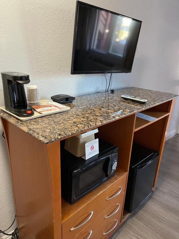 TV a/nebo společenská místnost v ubytování Pacific Inn
