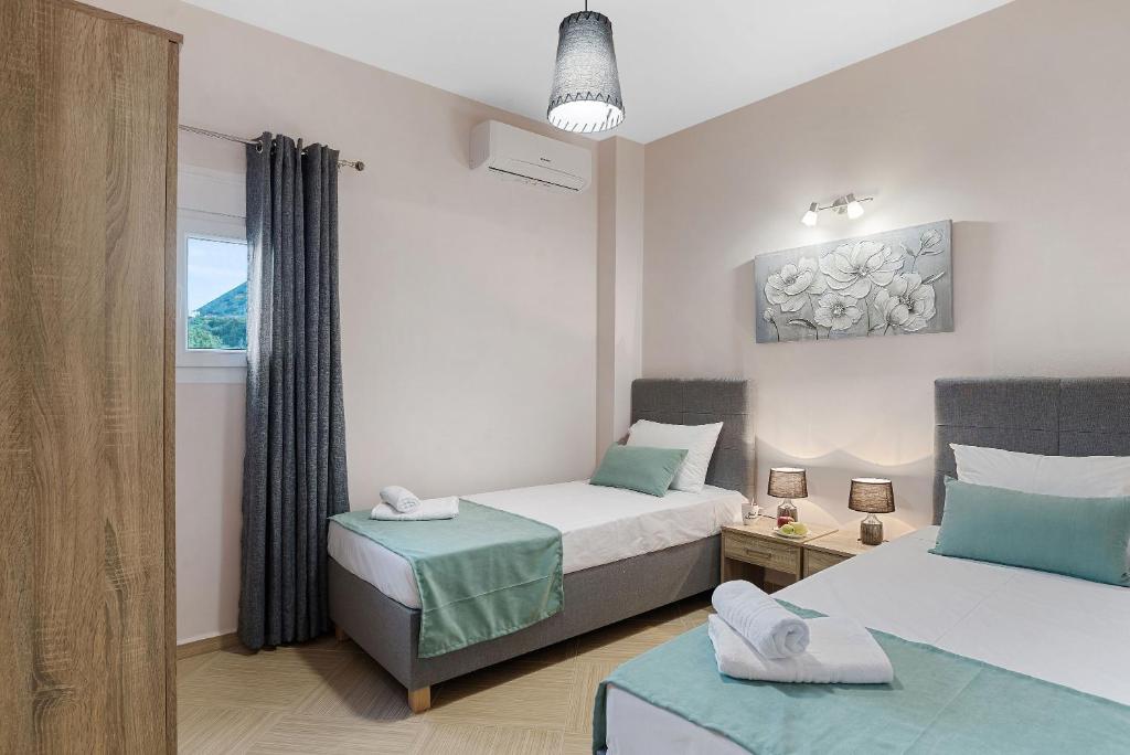 Postel nebo postele na pokoji v ubytování Nikos Dimitra Luxury Home BY APOKORONAS-VILLAS