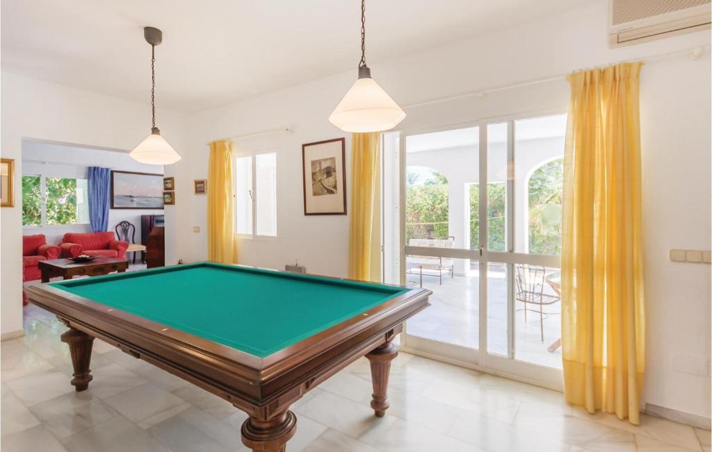 stół bilardowy w salonie z w obiekcie 7 Bedroom Amazing Home In Mijas Costa w mieście La Cala de Mijas