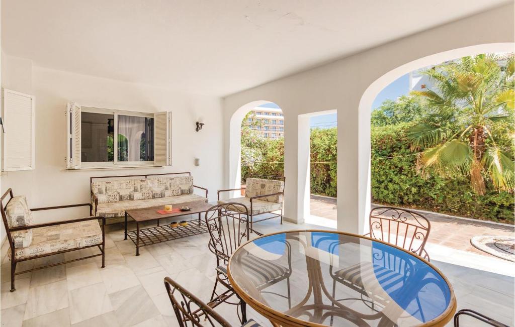 Balkon lub taras w obiekcie 7 Bedroom Amazing Home In Mijas Costa