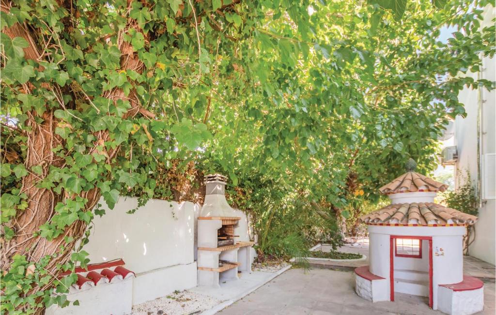 Ogród w obiekcie 7 Bedroom Amazing Home In Mijas Costa