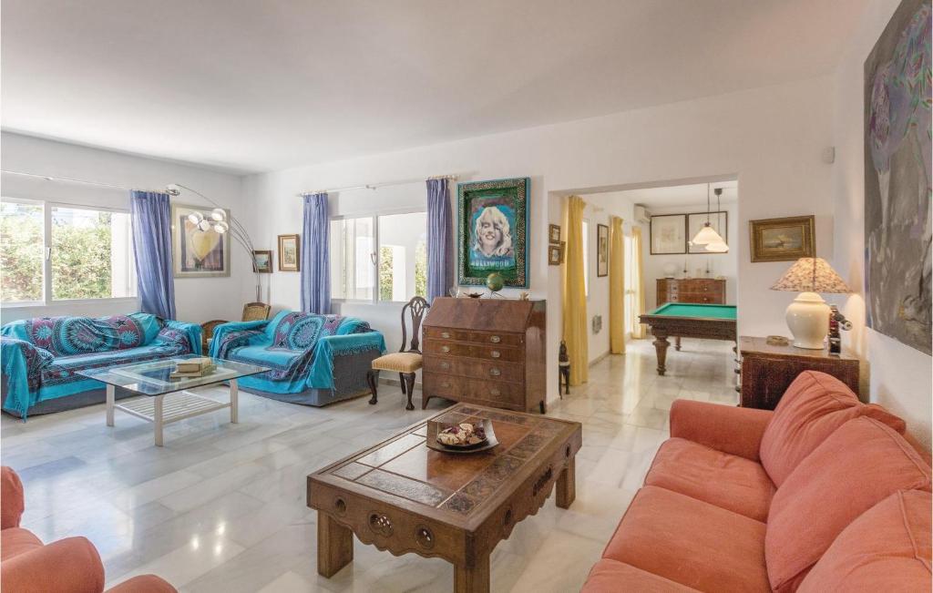 Część wypoczynkowa w obiekcie 7 Bedroom Amazing Home In Mijas Costa