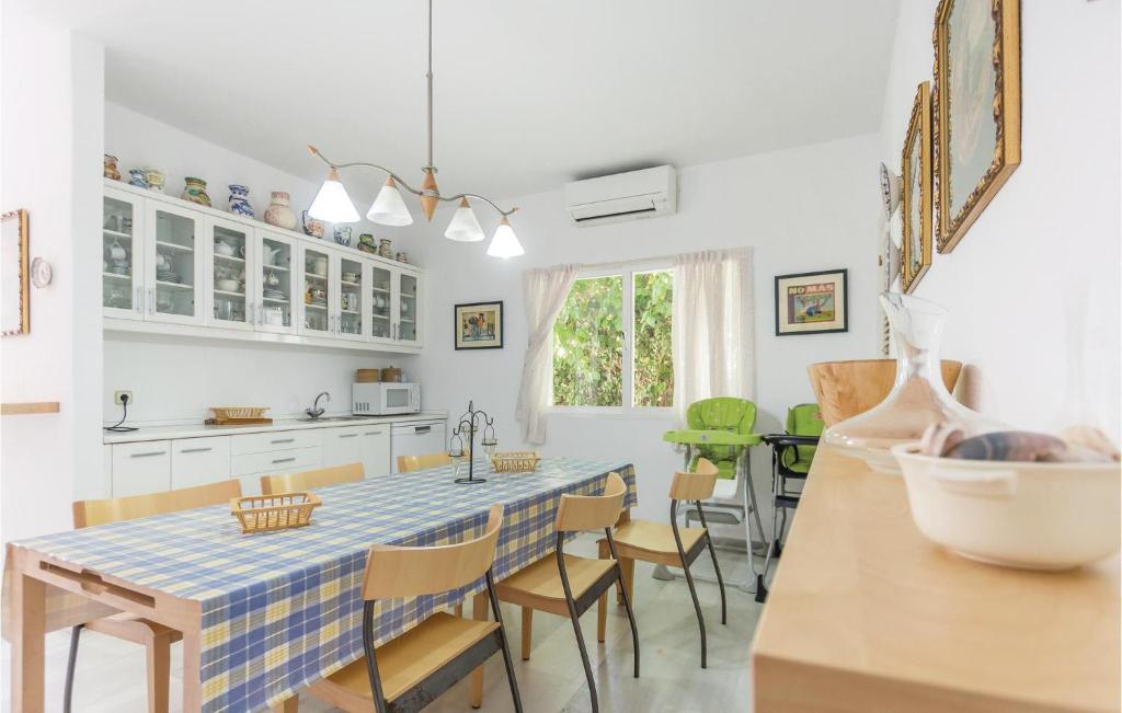 Część wypoczynkowa w obiekcie 7 Bedroom Amazing Home In Mijas Costa