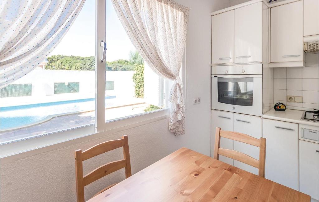 Kuchnia lub aneks kuchenny w obiekcie 7 Bedroom Amazing Home In Mijas Costa