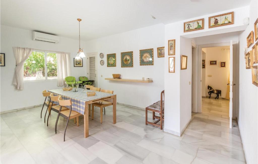 Zdjęcie z galerii obiektu 7 Bedroom Amazing Home In Mijas Costa w mieście La Cala de Mijas