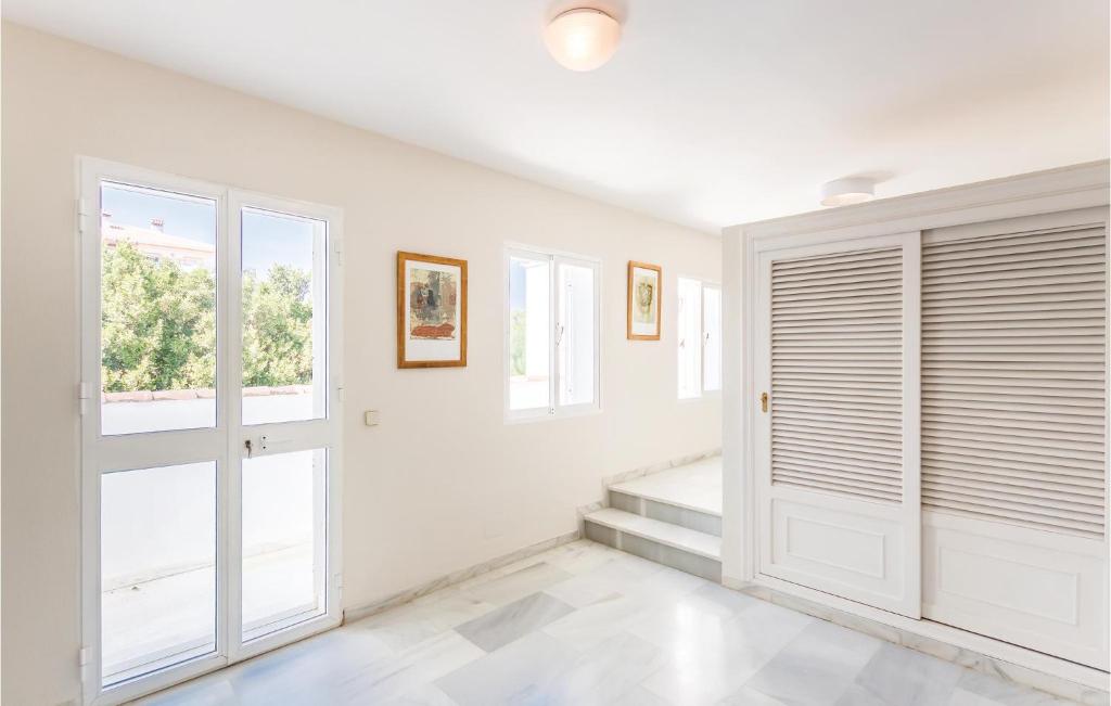 Zdjęcie z galerii obiektu 7 Bedroom Amazing Home In Mijas Costa w mieście La Cala de Mijas