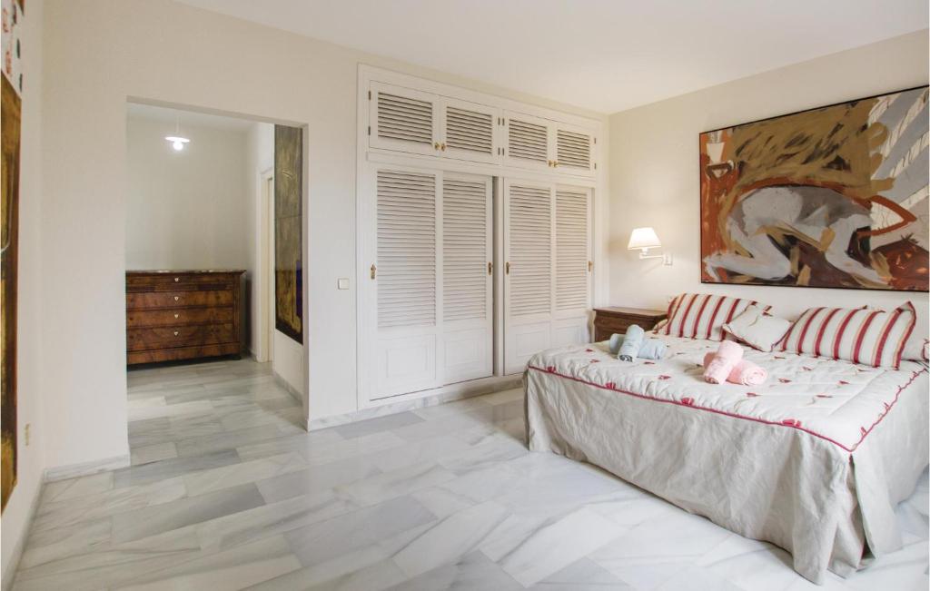 Łóżko lub łóżka w pokoju w obiekcie 7 Bedroom Amazing Home In Mijas Costa