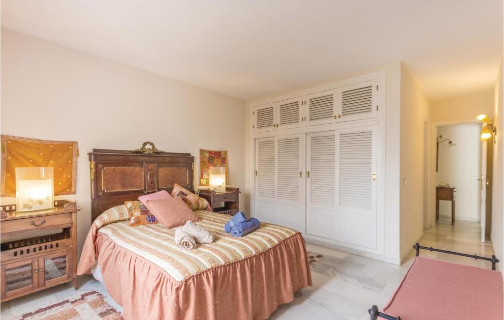 Łóżko lub łóżka w pokoju w obiekcie 7 Bedroom Amazing Home In Mijas Costa