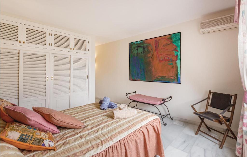 Łóżko lub łóżka w pokoju w obiekcie 7 Bedroom Amazing Home In Mijas Costa