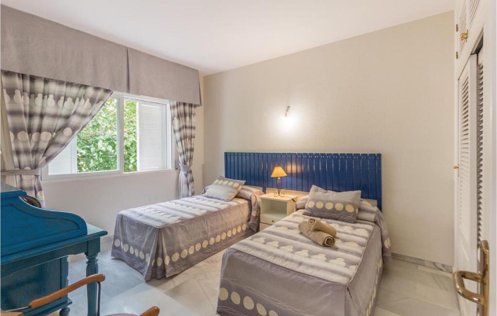 Łóżko lub łóżka w pokoju w obiekcie 7 Bedroom Amazing Home In Mijas Costa