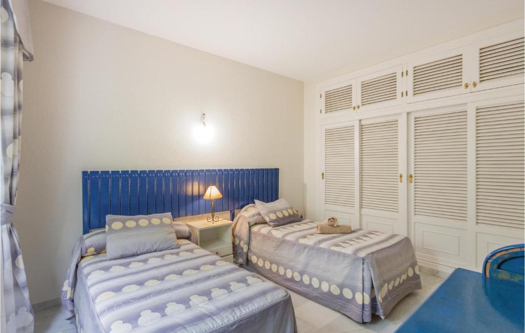 Łóżko lub łóżka w pokoju w obiekcie 7 Bedroom Amazing Home In Mijas Costa
