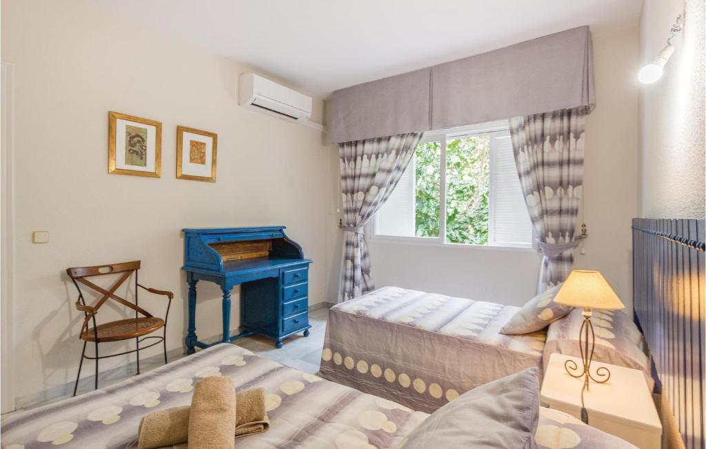 Łóżko lub łóżka w pokoju w obiekcie 7 Bedroom Amazing Home In Mijas Costa
