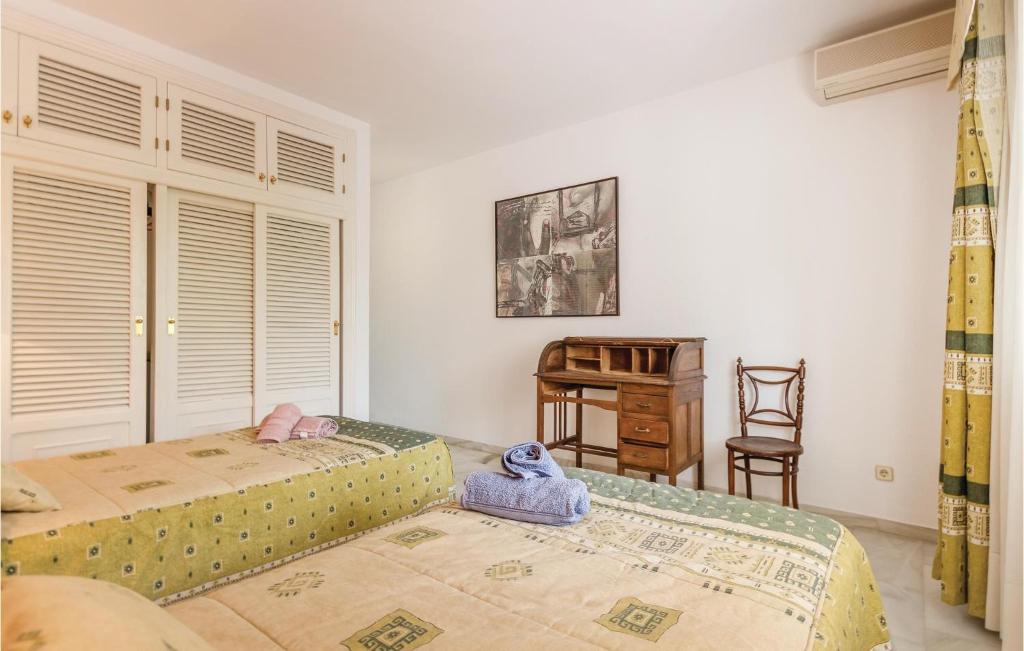 Łóżko lub łóżka w pokoju w obiekcie 7 Bedroom Amazing Home In Mijas Costa