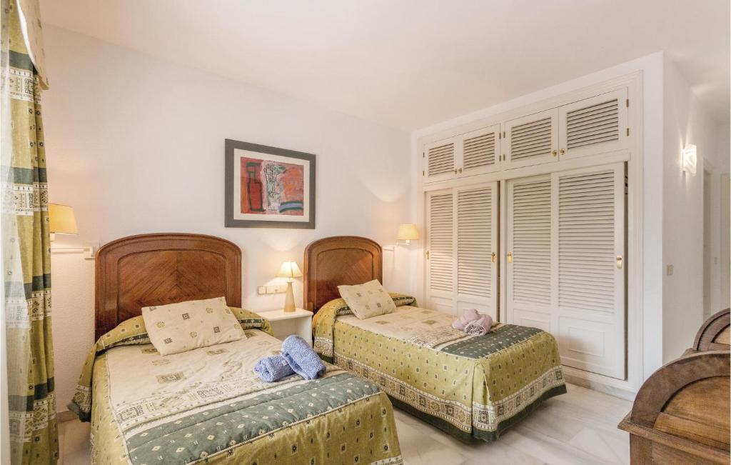 Łóżko lub łóżka w pokoju w obiekcie 7 Bedroom Amazing Home In Mijas Costa
