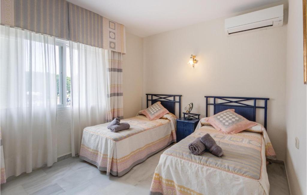 Łóżko lub łóżka w pokoju w obiekcie 7 Bedroom Amazing Home In Mijas Costa