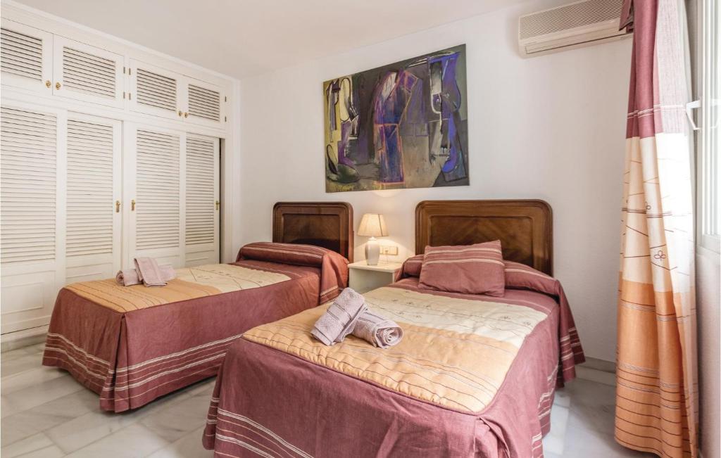 Łóżko lub łóżka w pokoju w obiekcie 7 Bedroom Amazing Home In Mijas Costa