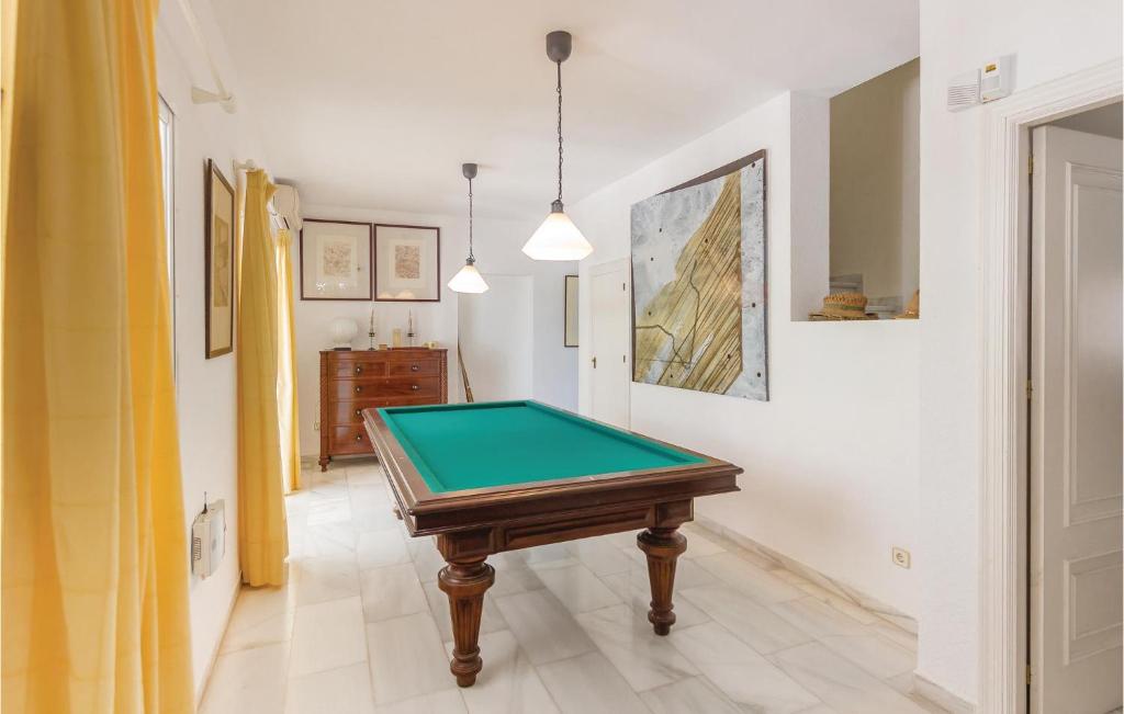 Stół bilardowy w obiekcie 7 Bedroom Amazing Home In Mijas Costa