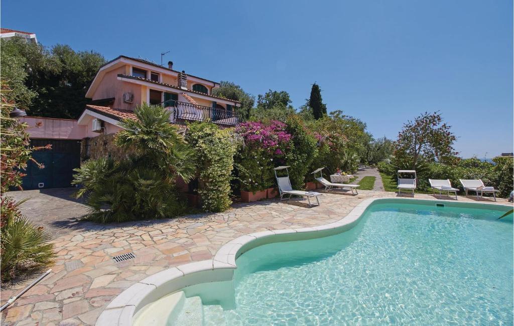 eine Villa mit einem Pool und einem Haus in der Unterkunft Villa Peppina in Imperia