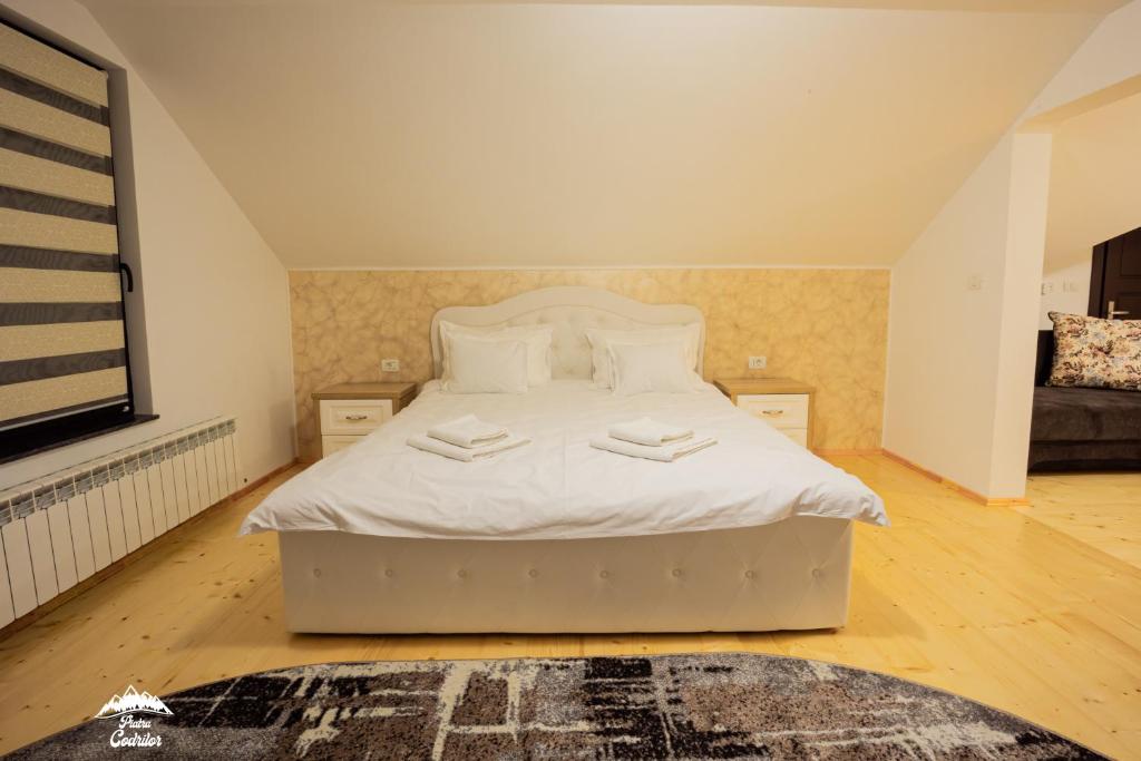 Letto o letti in una camera di Piatra Codrilor