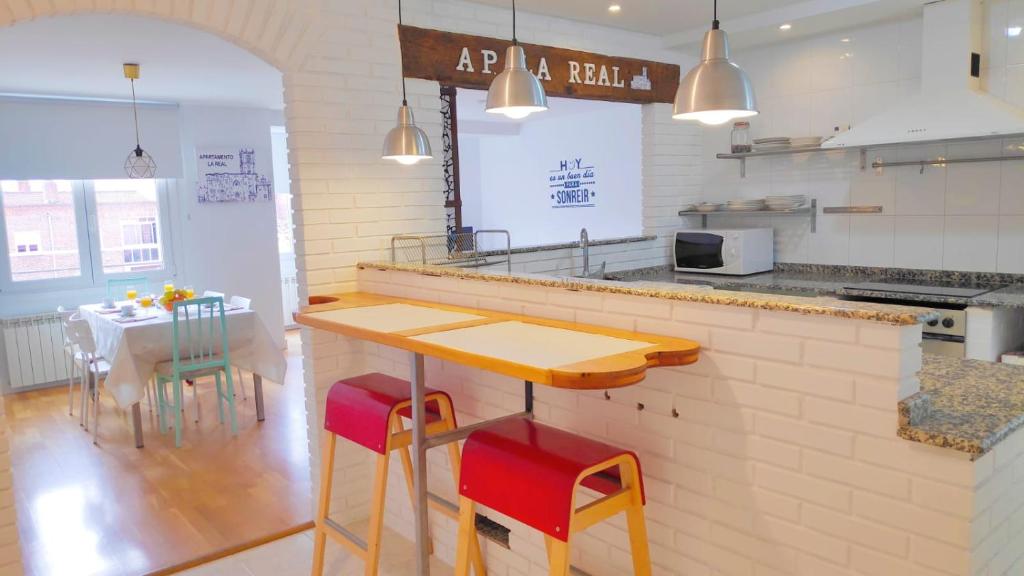 a kitchen with a table and chairs and a dining room at APARTAMENTO LA REAL in Nájera